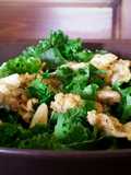 Ensalada de kale con tortilla, ajo y queso de cabra