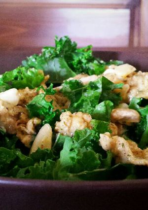 Una foto de Ensalada de kale con tortilla, ajo y queso de cabra