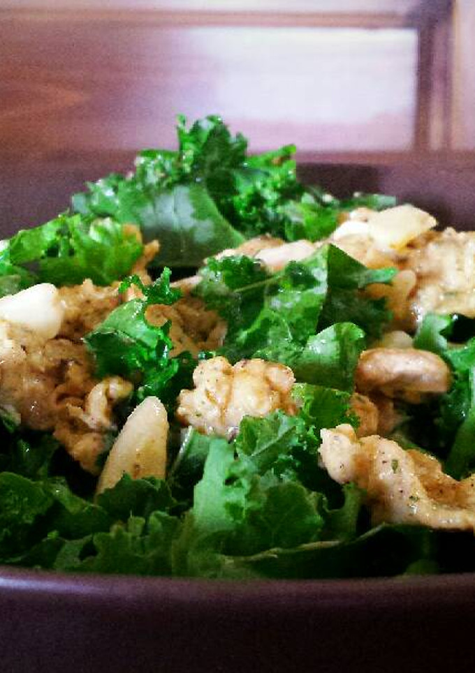 Una foto de Ensalada de kale con tortilla, ajo y queso de cabra