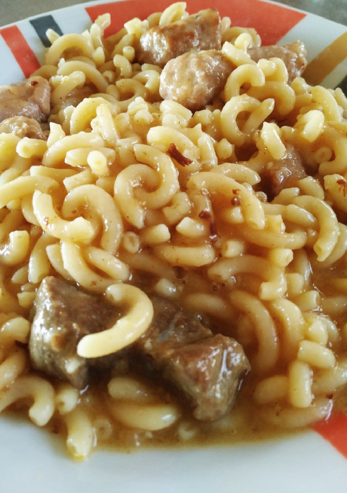 Una foto de Fideos a la cazuela con costilla y salchichas🐷