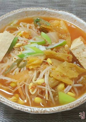 Hình của món Canh kim chi giá tương 김치콩나물국.