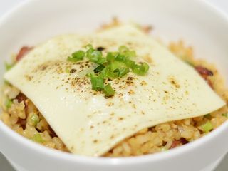 ข้าวผัดญี่ปุ่น หน้าเชดด้าชีส
