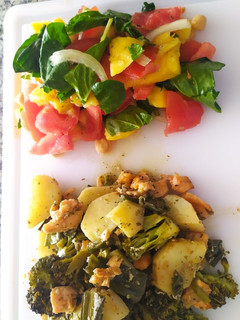 Una foto de Salmón y ensalada de mango