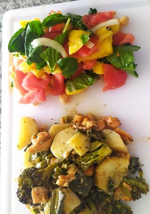 Una foto de Salmón y ensalada de mango