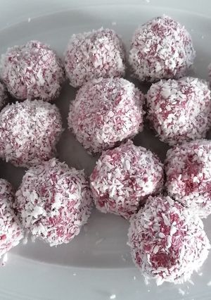 O poză a rețetei Bomboane raw cu cocos și zmeură.