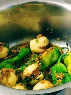 ભરેલા મરચા બટાકા(stuff marcha recipe in Gujarati) રેસીપી મુખ્ય ફોટો