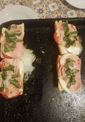 Una foto de [RÁPIDO] Brusquetas con Pan Francés y Albahaca