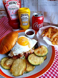 Una foto de Hamburguesa con Huevo a la plancha y pan de Brioche