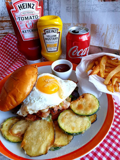 Una foto de Hamburguesa con Huevo a la plancha y pan de Brioche