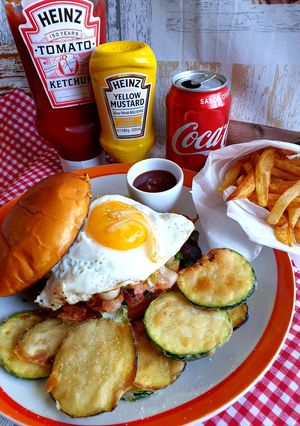 Una foto de Hamburguesa con Huevo a la plancha y pan de Brioche