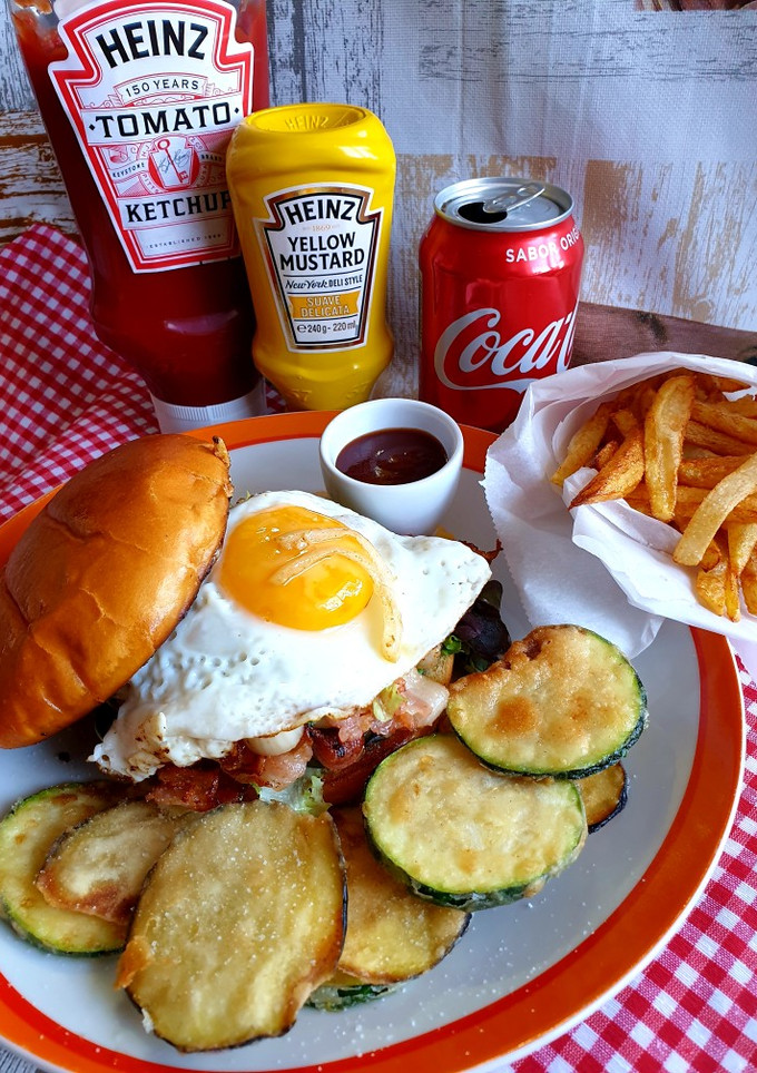 Una foto de Hamburguesa con Huevo a la plancha y pan de Brioche