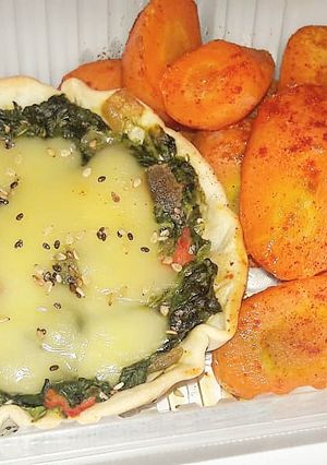 Una foto de Mini tarta de espinaca y queso con zanahorias al pimentón