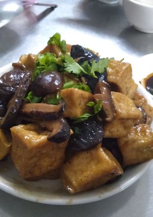 Hình của món Đậu Hủ Kho Nấm Hương Nấm Đông Cô Sốt Nước Tương.