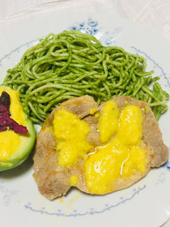 Una foto de Chuletas de cerdo🥩con Crema a la Huancaína y Espaguetis al Pesto Pe🍝🥑