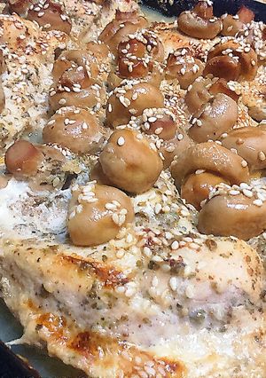 Una foto de Pollo al horno con champiñones