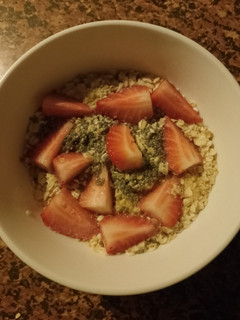 Una foto de Porridge de Avena con fresas