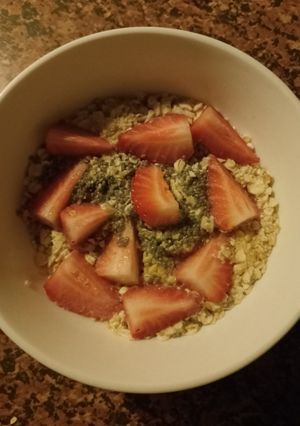 Una foto de Porridge de Avena con fresas