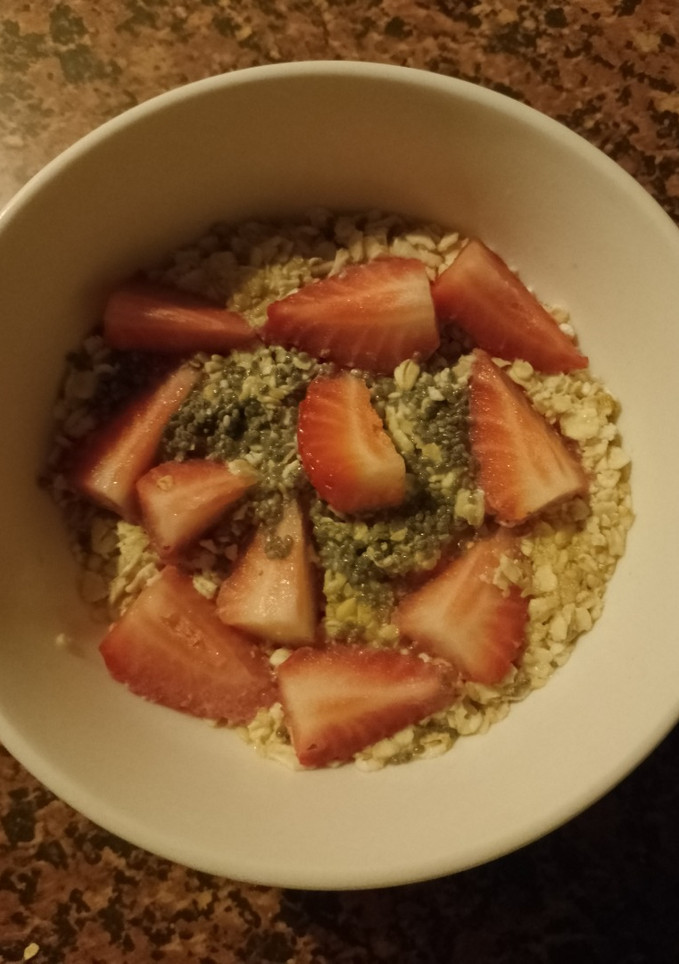Una foto de Porridge de Avena con fresas