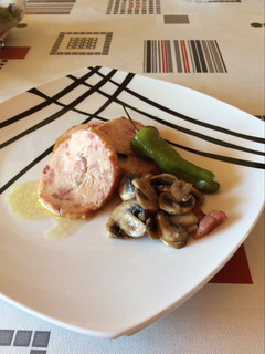 Una foto de Redondo de pavo (tall rodó) y bacon asado con champiñones
