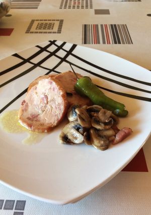 Una foto de Redondo de pavo (tall rodó) y bacon asado con champiñones