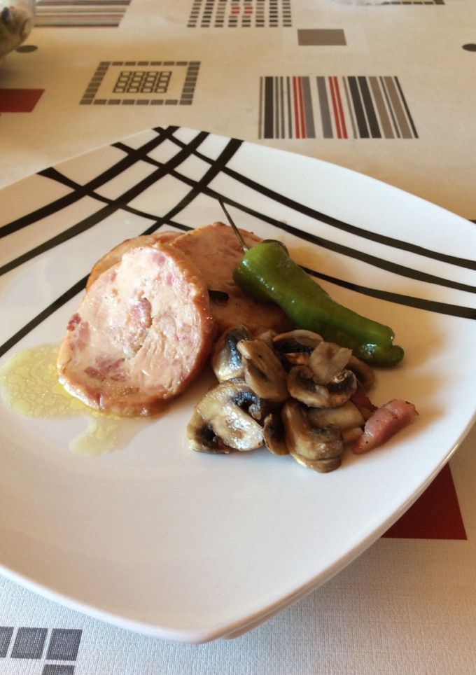 Una foto de Redondo de pavo (tall rodó) y bacon asado con champiñones
