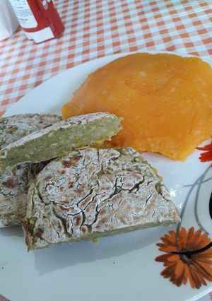 Una foto de Hamburguesas de arvejas acompañado de puré de calabaza y papa 💕