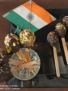 ચીકી પોપ્સ રેસીપી મુખ્ય ફોટો