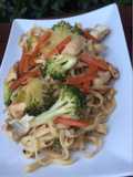 Tallarines con pechuga de pollo y verduras a la wok