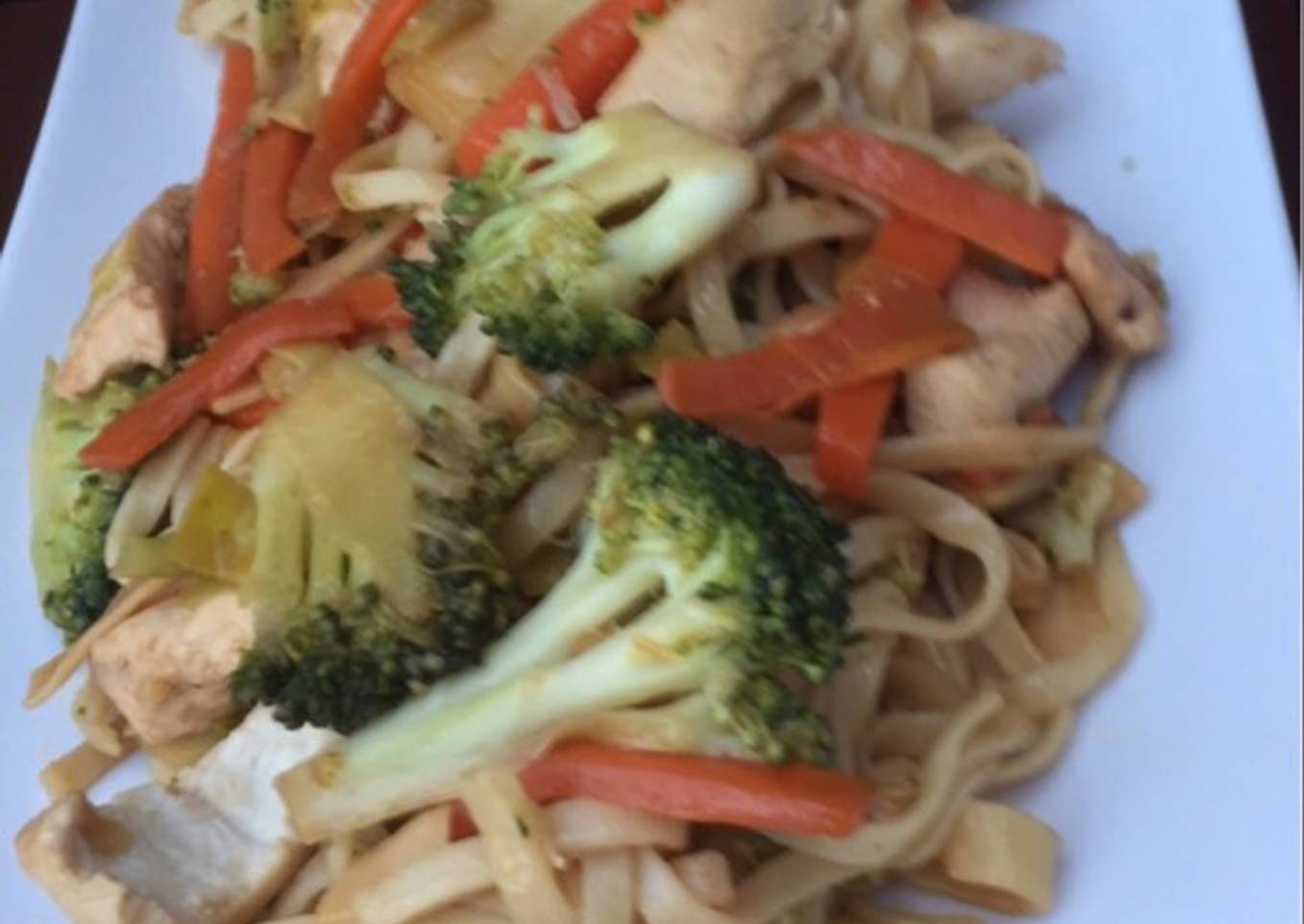 Tallarines con pechuga de pollo y verduras a la wok