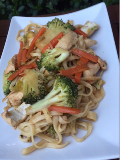 Una foto de Tallarines con pechuga de pollo y verduras a la wok