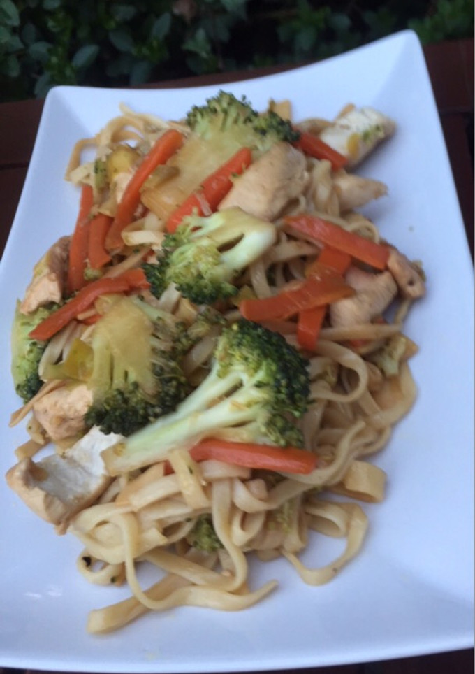 Una foto de Tallarines con pechuga de pollo y verduras a la wok