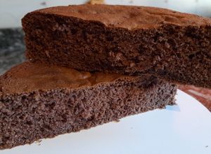 Una foto de Bizcocho genoise de chocolate