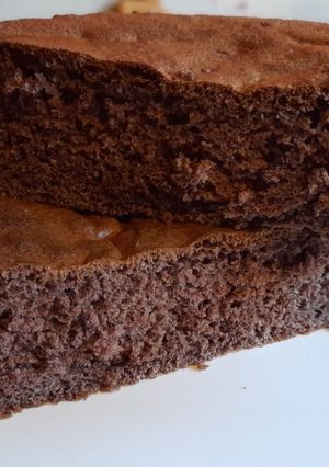 Una foto de Bizcocho genoise de chocolate