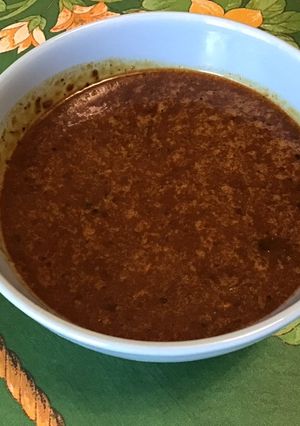 Une photo de Marinade à la mangue, citron, miel et herbes