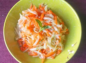 Una foto de Ensalada de Zanahoria y Pepino con un toque de Albahaca
