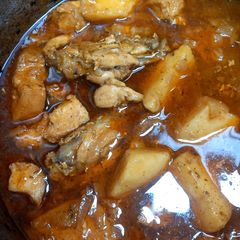 A picture of Chicken aloo gravy 🍗🍗🥔🥔🌰.