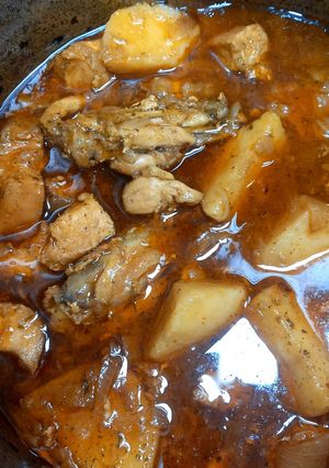 A picture of Chicken aloo gravy 🍗🍗🥔🥔🌰.
