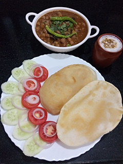 A picture of Chhole Bhature.