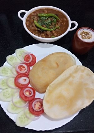 A picture of Chhole Bhature.