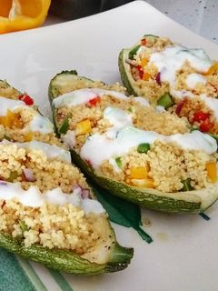 Una foto de Calabacines rellenos de couscous con salsa tzatziki casera