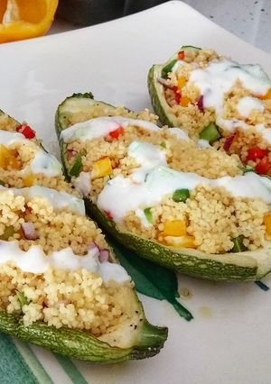 Foto principal de Calabacines rellenos de couscous con salsa tzatziki casera