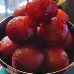 A picture of Gulab Jamun.