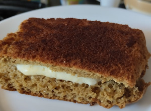 Una foto de Sándwich🧀de queso🥯en pan de plátano casero🍞🍌🥯