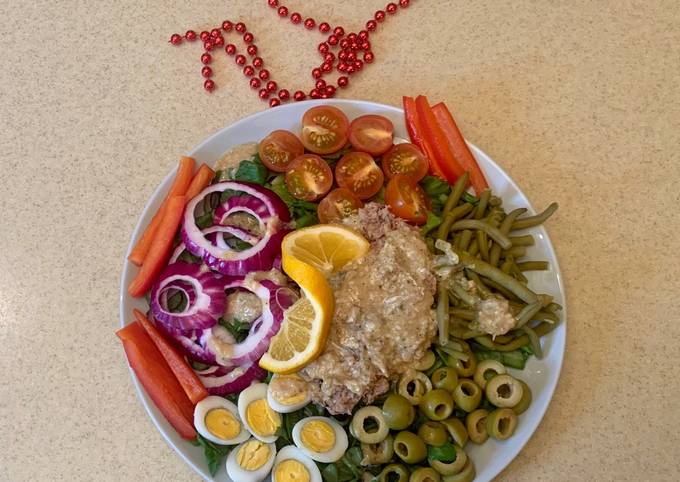 Салат Нисуаз с тунцом и анчоусами