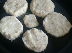 Una foto de Fishcake de surubi acompañado con kimchi