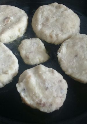 Una foto de Fishcake de surubi acompañado con kimchi