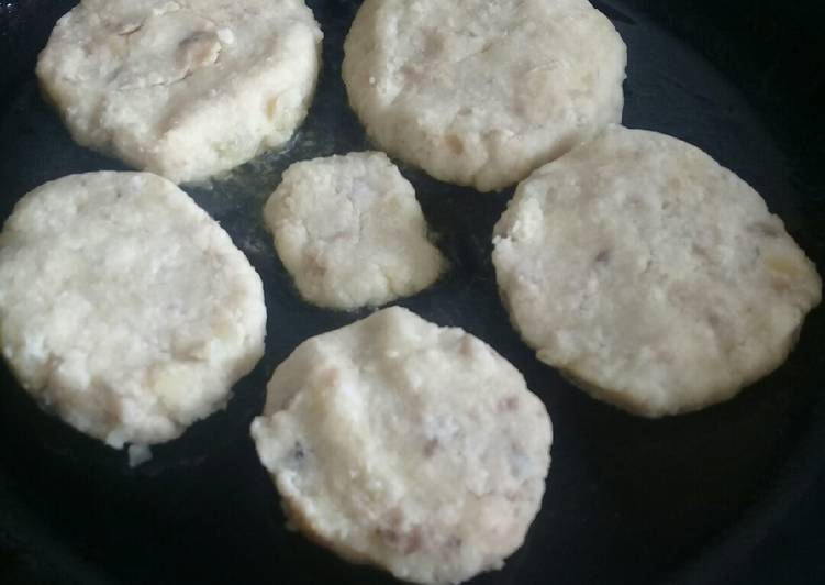 Fishcake de surubi acompañado con kimchi