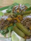 Tacos de res con espinacas, pepinillos y Coco