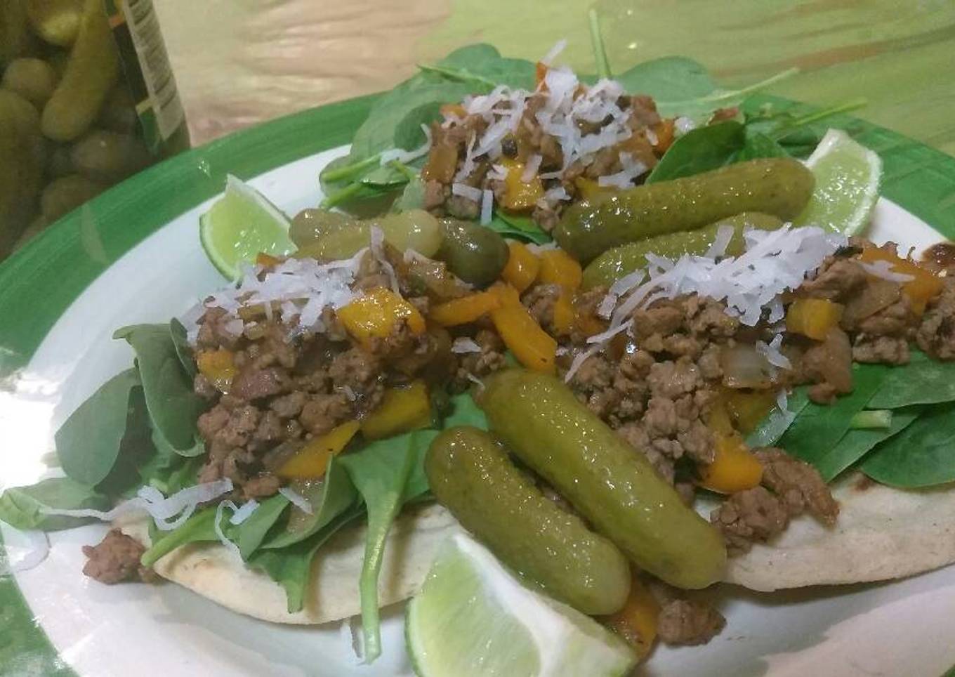 Tacos de res con espinacas, pepinillos y Coco