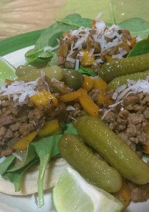 Una foto de Tacos de res con espinacas, pepinillos y Coco